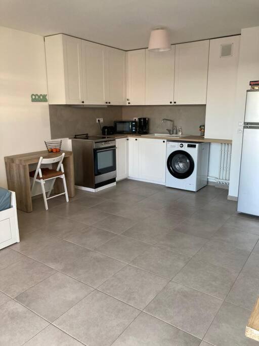 Appartement Rdc Avec Parking Prive La Fare-les-Oliviers Exteriér fotografie